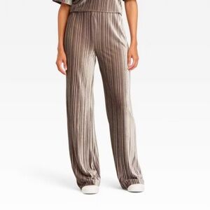 A New Day High-Rise Straight Leg Velour Pull-On Pants. Brown. Size Small.